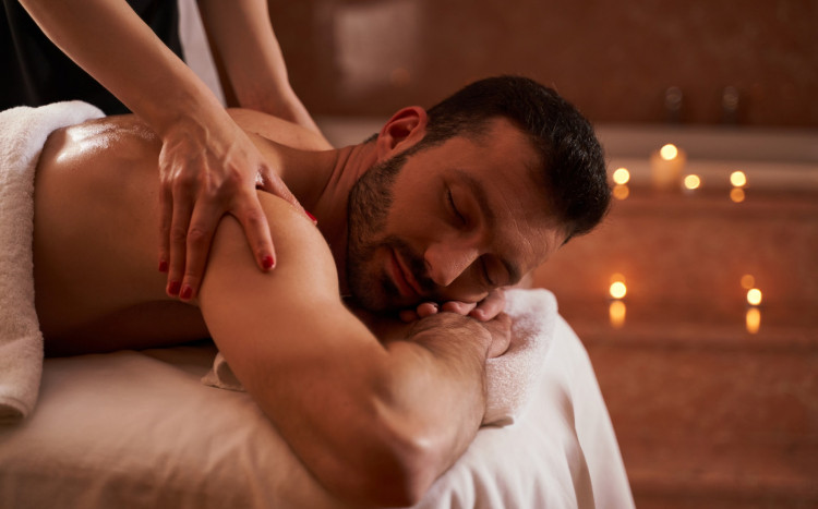 mężczyzna na masażu w spa