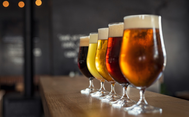 szklanki z różnymi rodzajami piwa