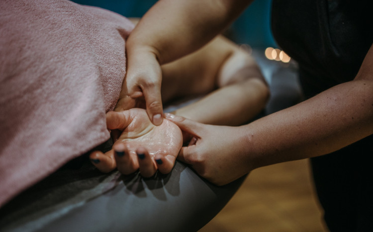 kobieta na masażu dłoni