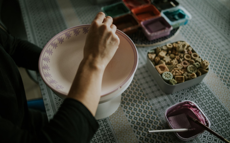 kobieta tworzy ceramikę