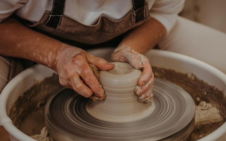 tworzenie naczynia z gliny na kole garncarskim