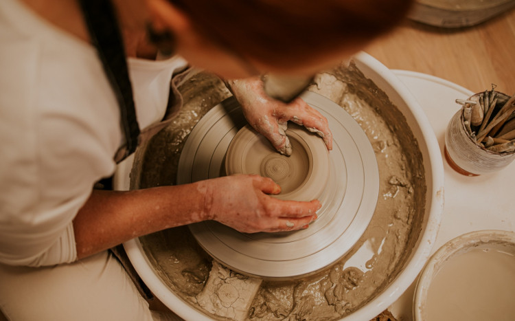 tworzenie naczynia z gliny