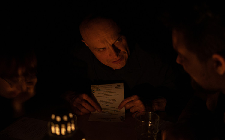 mężczyzna w restauracji w ciemności