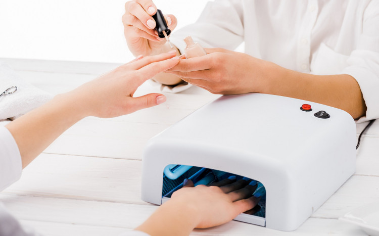 manicure hybrydowy w salonie