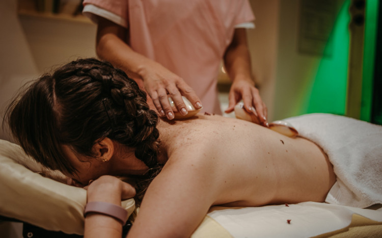 kobieta na masażu pleców