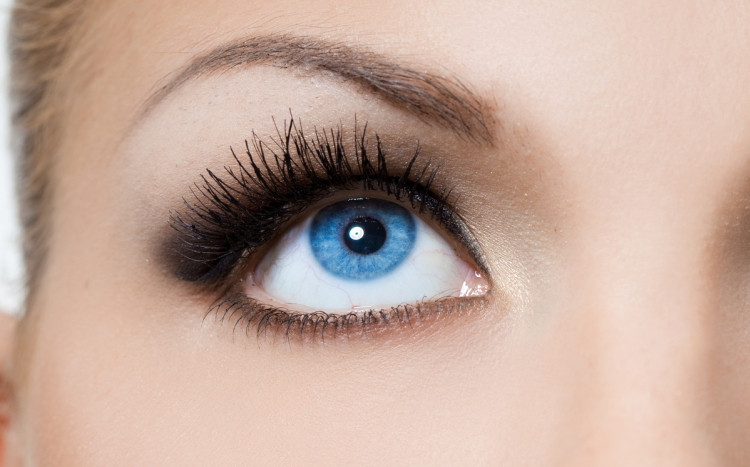 Niebieskie oko kobiety. 