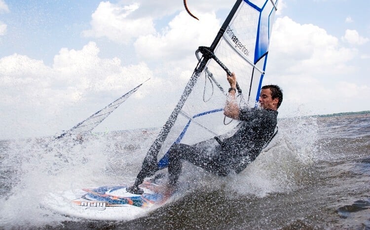 mężczyzna na desce do windsurfingu