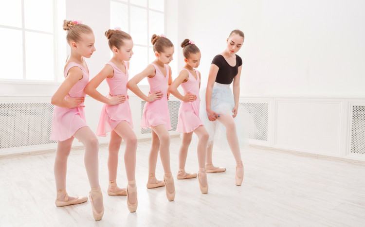 Dziewczynki uczące się baletu.