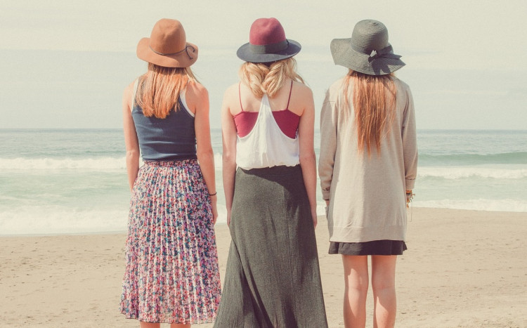 Trzy dziewczyny nad morzem.
