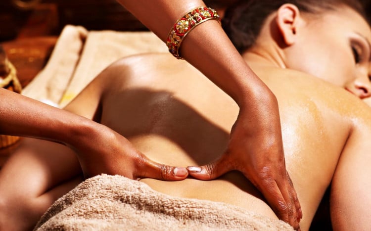Kobieta podczas masażu relaksacyjnego