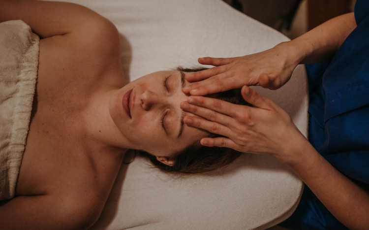 kobieta na masażu twarzy