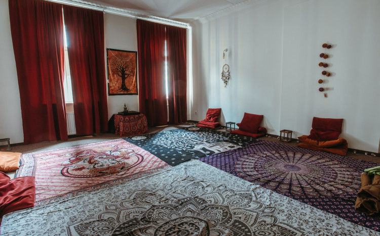 pokój z dywanami
