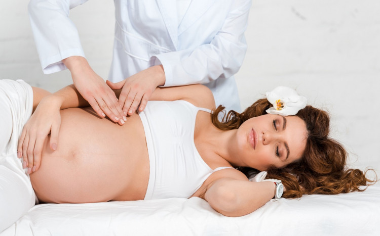 Kobieta w ciąży na masażu.