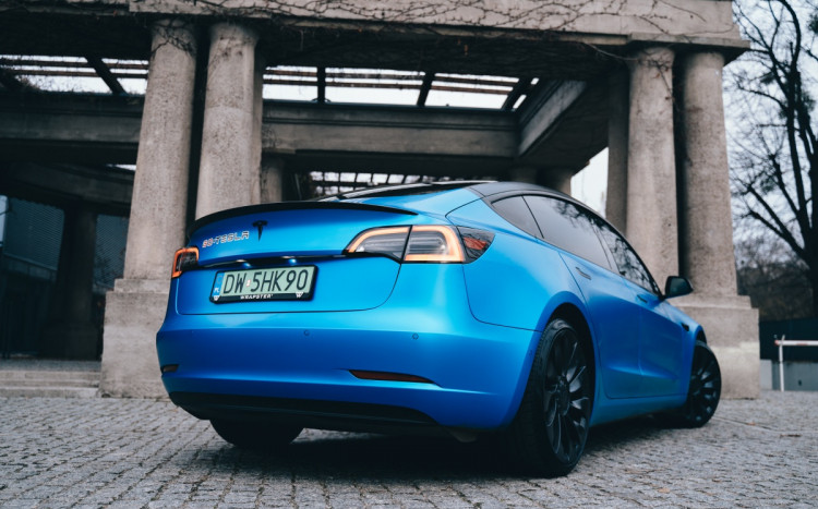 niebieskie auto