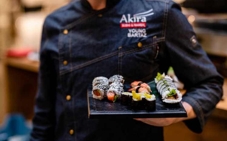 szef kuchni z sushi