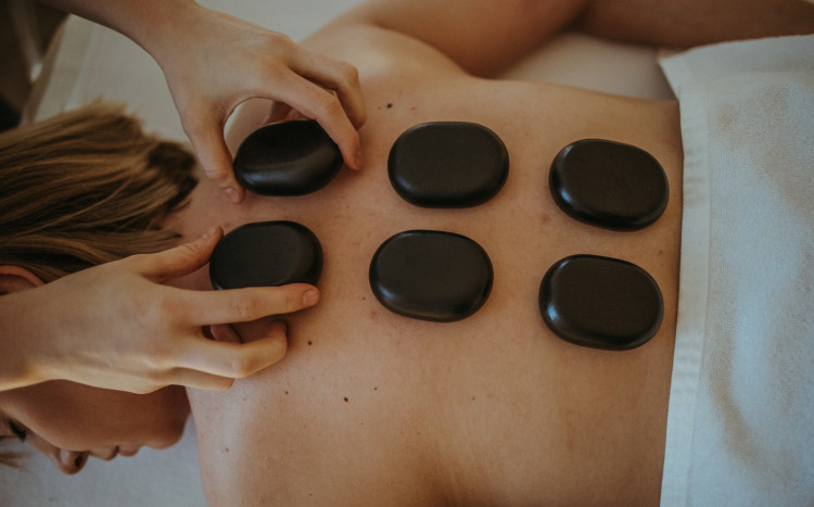 Kobieta na masażu kamieniami.