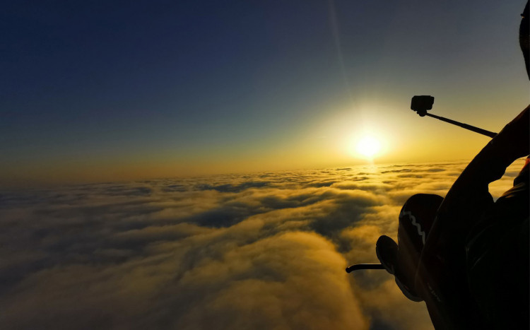 Motoparalotnia nad chmurami