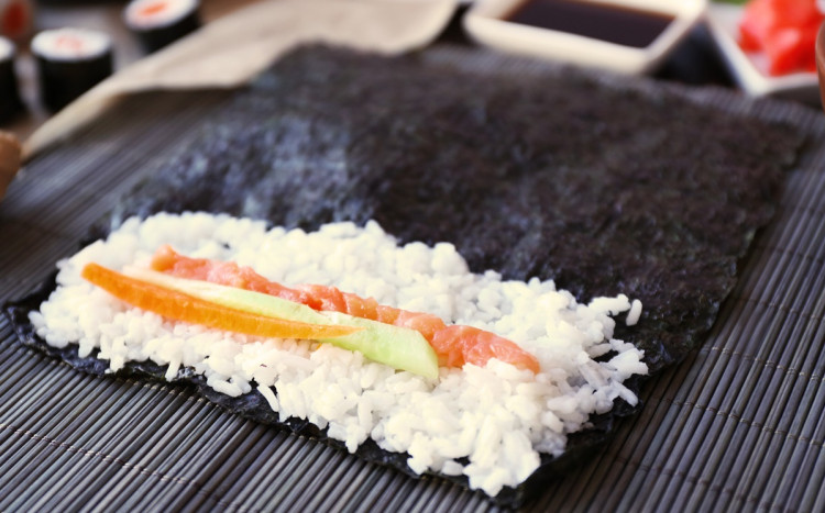 Robienie sushi.