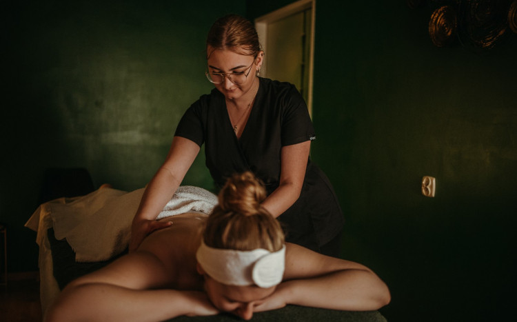 Kobieta wykonuje masaż