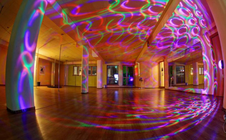 sala z kolorowym oświetleniem
