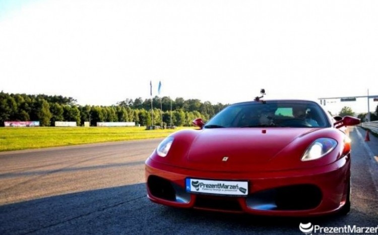 Czerwone Ferrari z logiem PrezentMarzeń