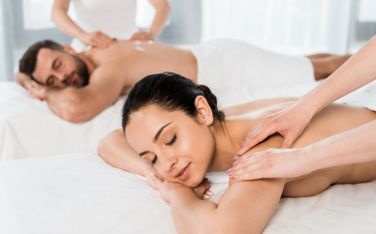 kobieta i mężczyzna na masażu w spa