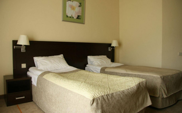 Łóżka w hotelu.