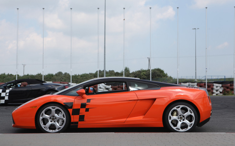 Sportowe Lamborghini podczas jazdy na torze