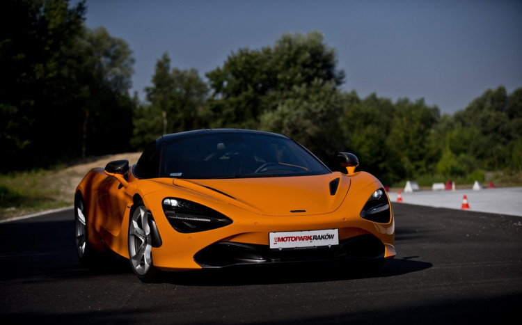 Pomarańczowy McLaren.