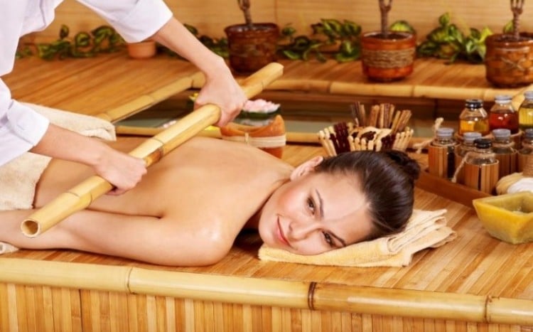 zrelaksowana kobieta podczas masażu bambusowego