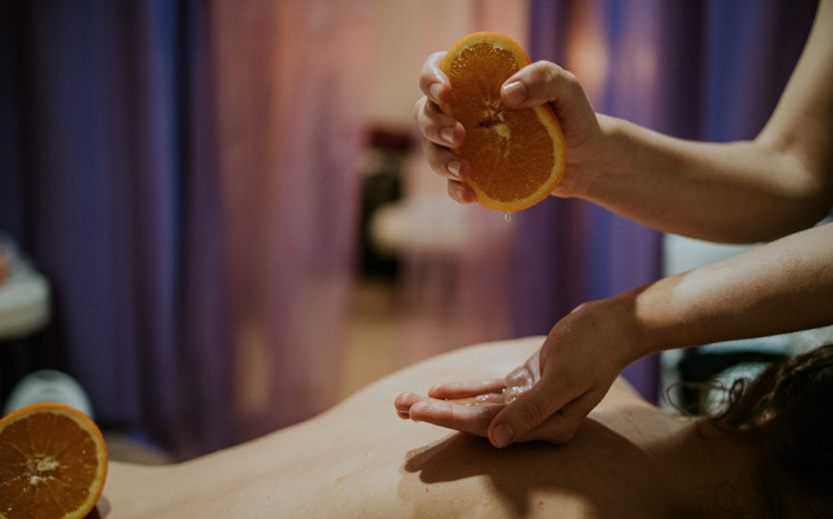 masaż pomarańczami w spa