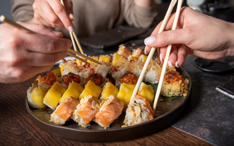 Sushi na talerzu