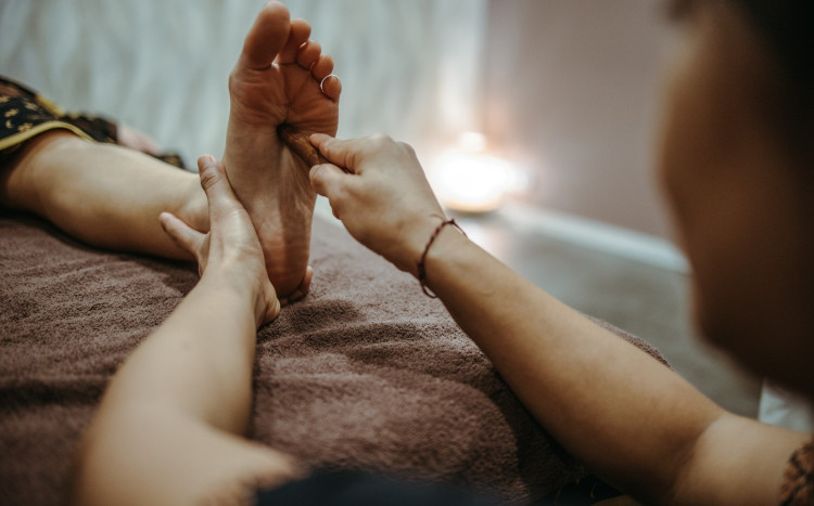 masaż stóp od spodu