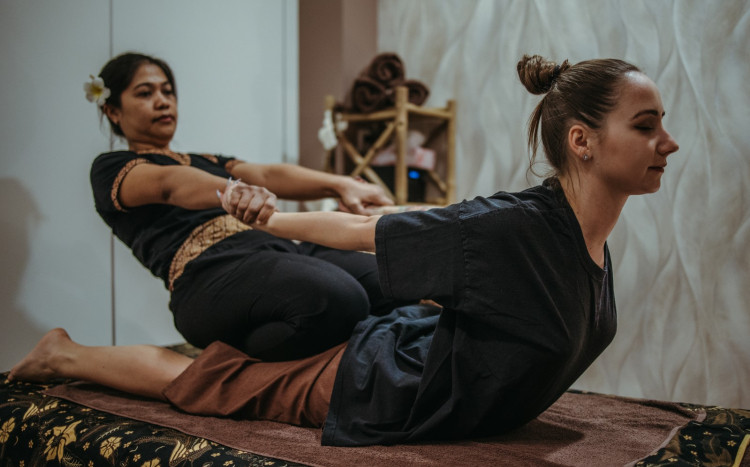 Kobieta wykonuje masaż tajski