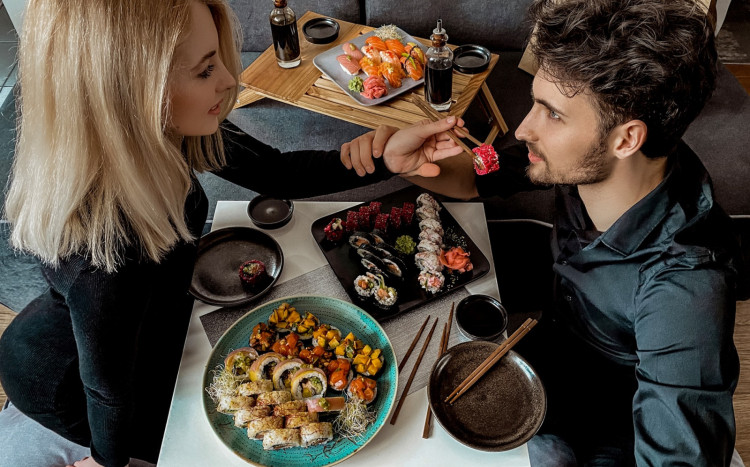 kobieta karmi mężczyznę sushi