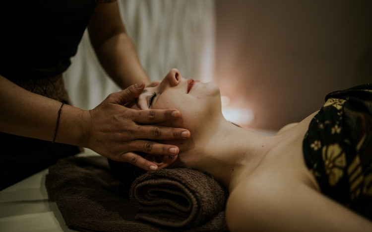 Kobieta podczas masażu twarzy