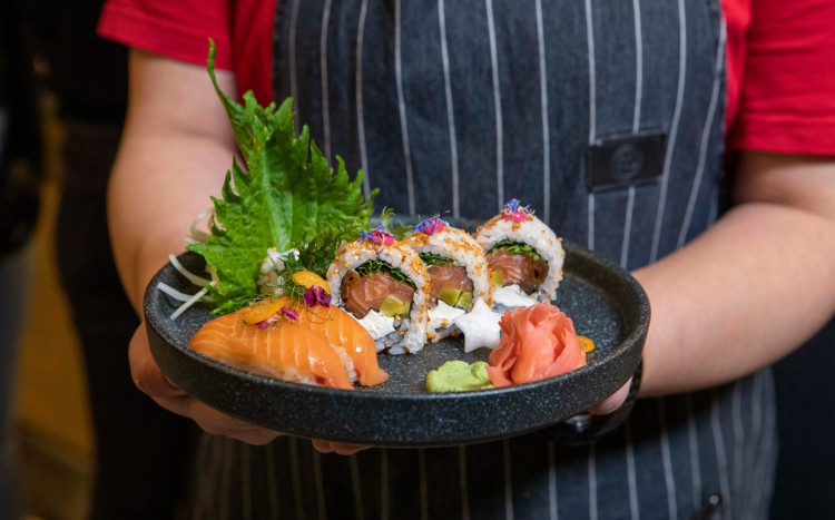 sushi na rękach kelnera