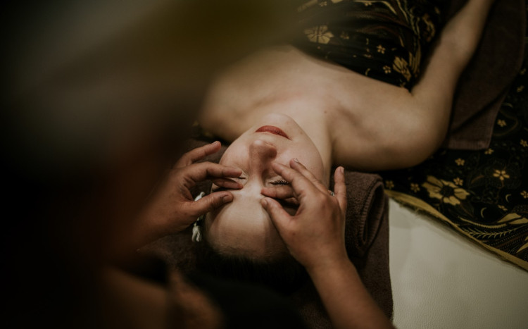 masaż indonezyjski twarzy