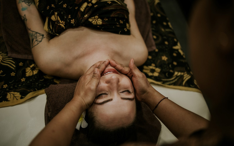 masażystka masuje twarz kobiecie
