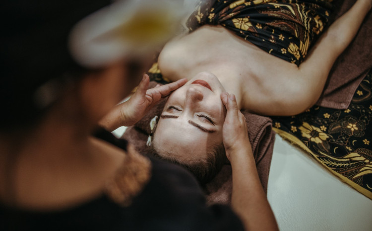 masażystka masuje twarz kobiecie