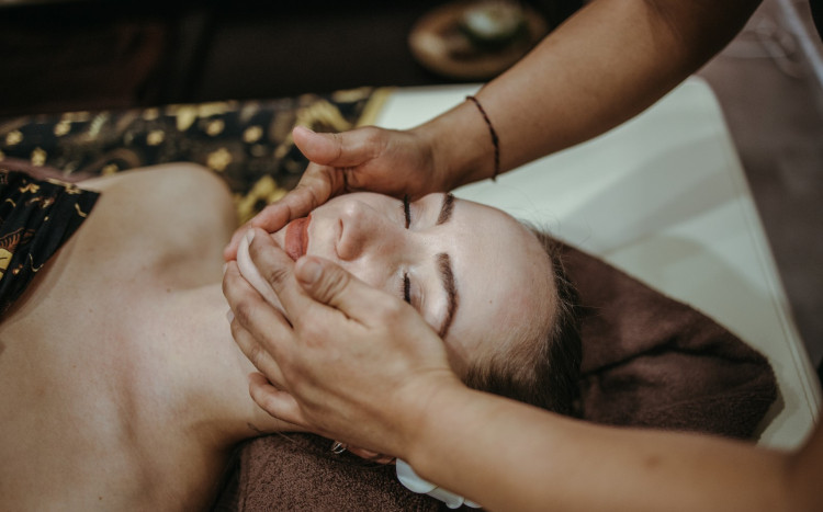 Indonezyjski masaż twarzy