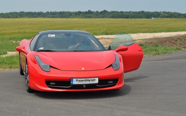 Sportowe Ferrari z uchylonymi drzwiami kierowcy