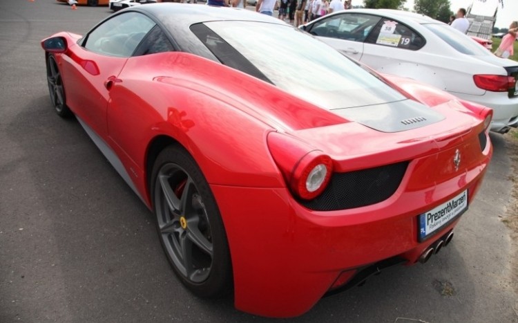 Ferrari na torze, podczas eventu motoryzacyjnego 
