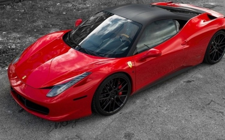 Ujęcie z góry na czerwone Ferrari z czarnym dachem