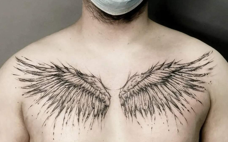 tatuaż na klatce piersiowej