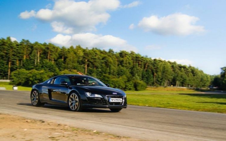 Widok na przód oraz prawy bok czarnego Audi R8