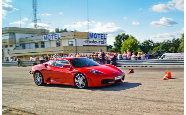 Ferrari F430 podczas jazdy na torze
