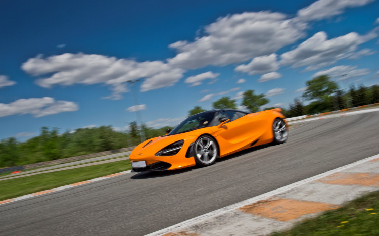 Sportowe auto na torze
