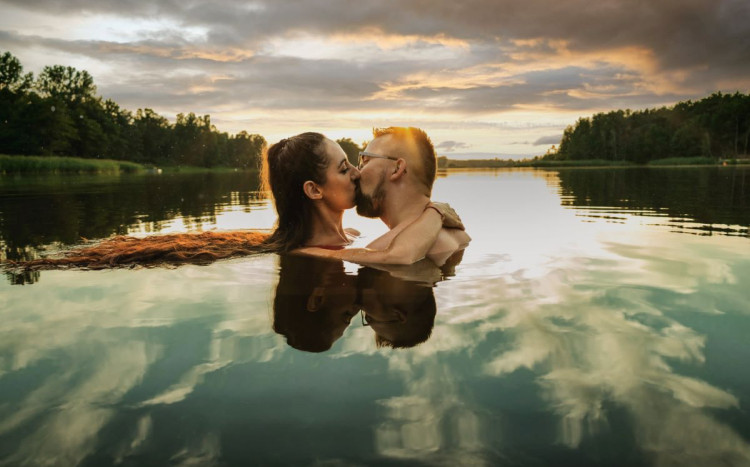 Para w jeziorze