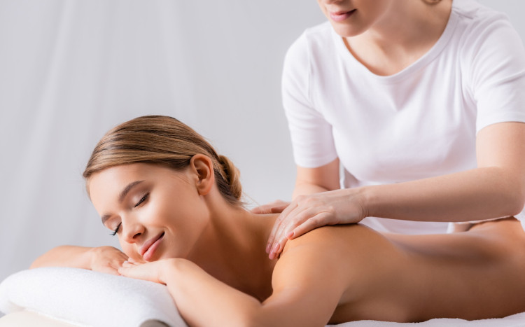 masaż w salonie fizjoterapii